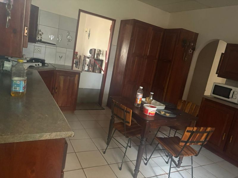 Beautiful 4 bedroom house with 2 flats and another dweling with a conical tatched roof on 1  plot for sale in Northam in the beautiful bushveld. - Photo 2