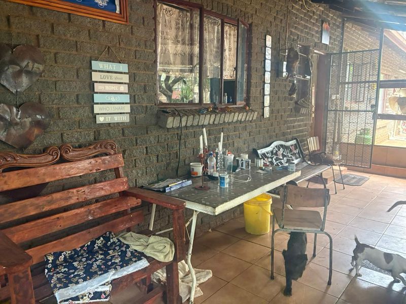 Beautiful 4 bedroom house with 2 flats and another dweling with a conical tatched roof on 1  plot for sale in Northam in the beautiful bushveld. - Photo 7