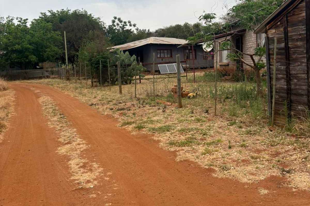 Plot with 3 wooden houses and one brick house located in the bushveld. - Photo 2