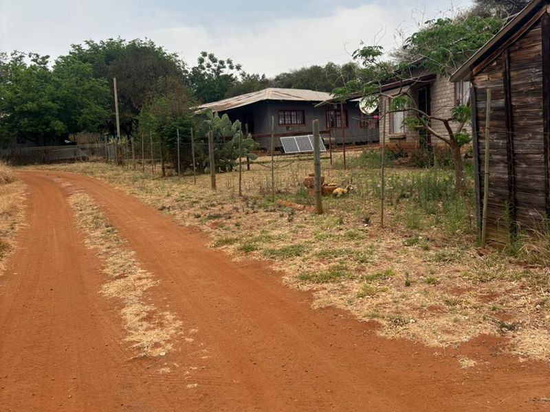 Plot with 3 wooden houses and one brick house located in the bushveld. - Photo 2