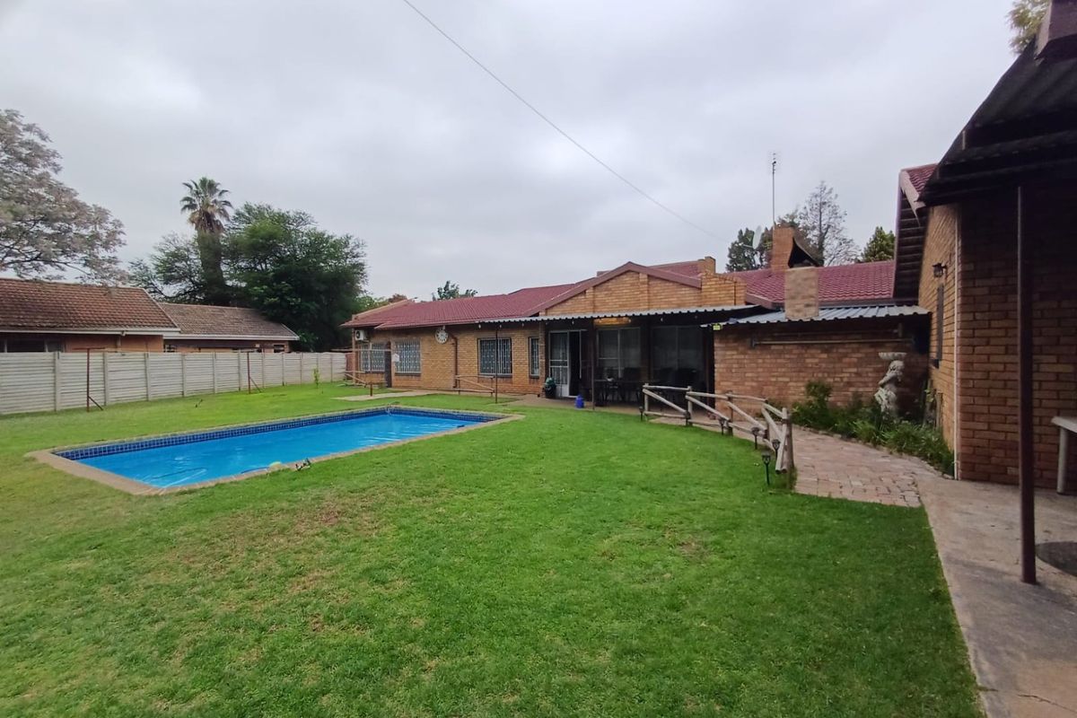 Elegant Family Home with Expansive Yard in Lourenspark, Orkney - Photo 3