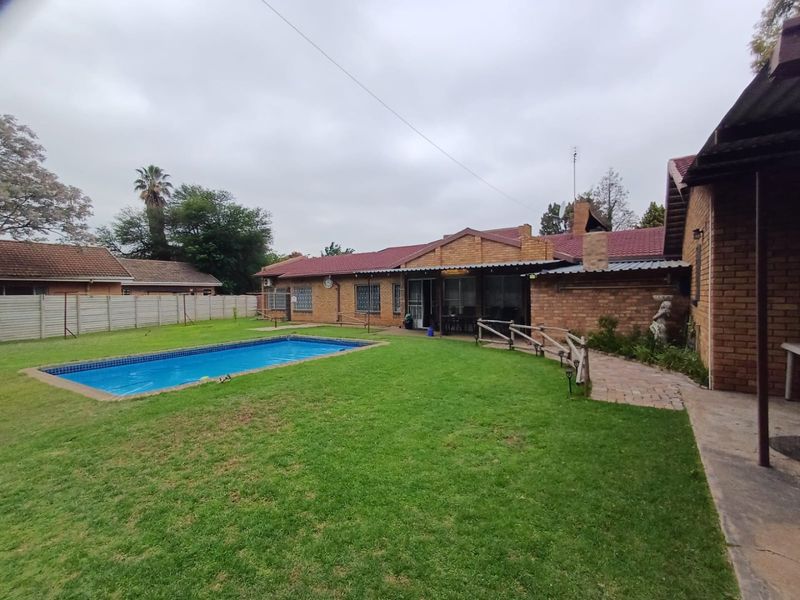 Elegant Family Home with Expansive Yard in Lourenspark, Orkney - Photo 3