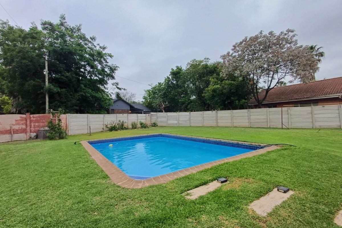 Elegant Family Home with Expansive Yard in Lourenspark, Orkney - Photo 5