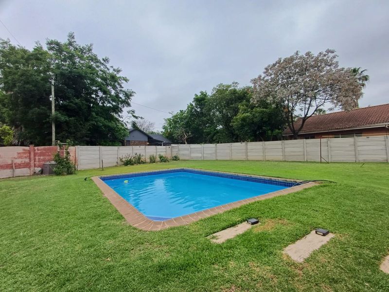 Elegant Family Home with Expansive Yard in Lourenspark, Orkney - Photo 5