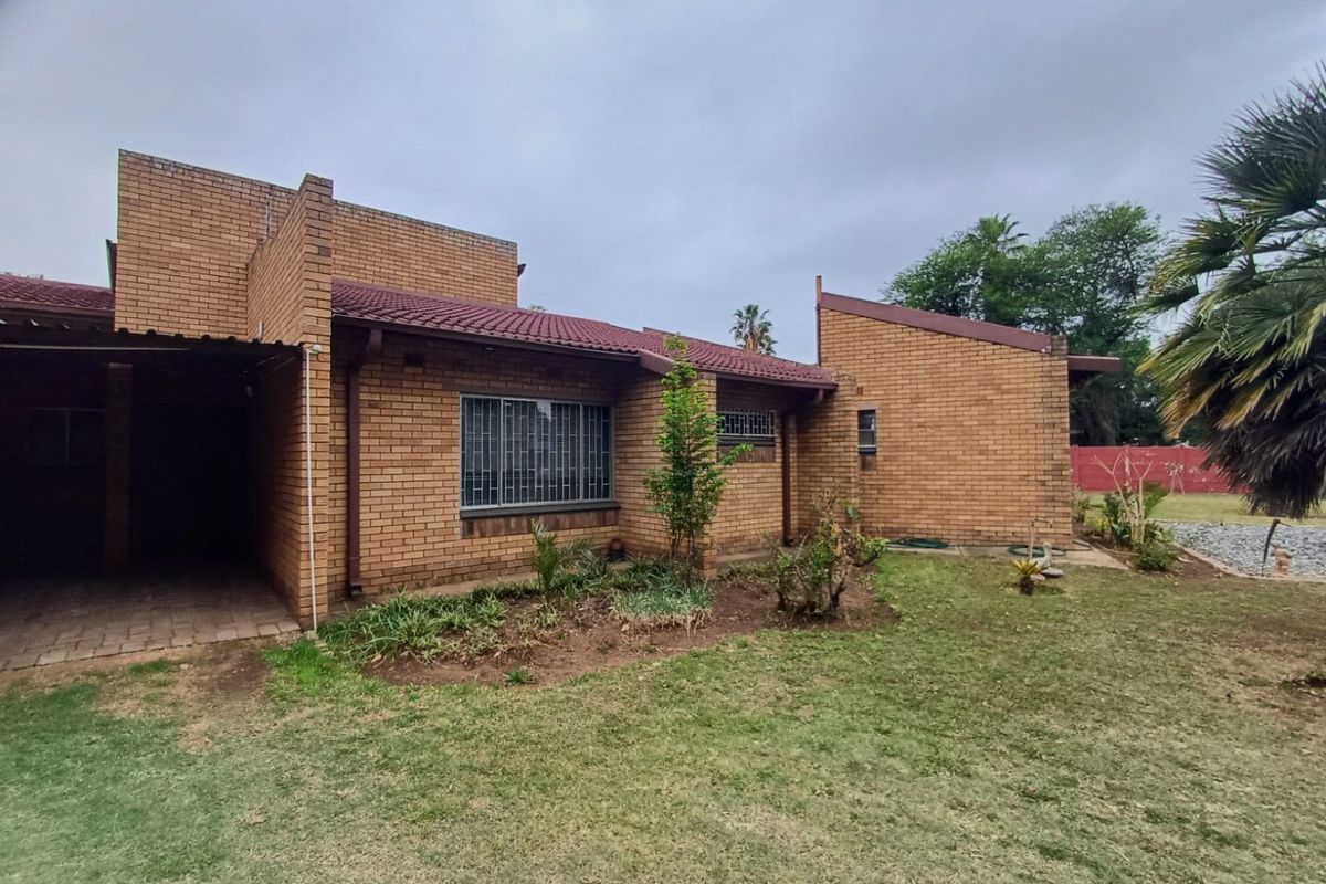 Elegant Family Home with Expansive Yard in Lourenspark, Orkney - Photo 2
