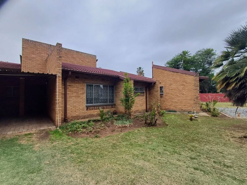 Elegant Family Home with Expansive Yard in Lourenspark, Orkney - Photo 2