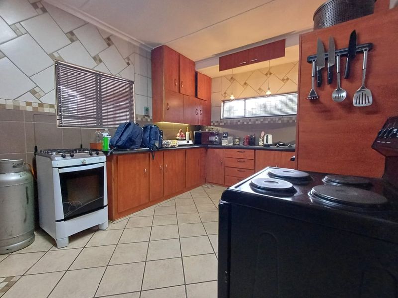 Elegant Family Home with Expansive Yard in Lourenspark, Orkney - Photo 10