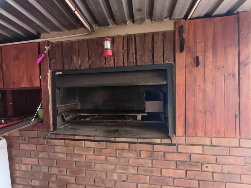 Elegant Family Home with Expansive Yard in Lourenspark, Orkney - Photo 9