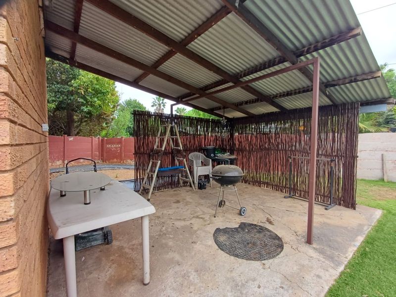 Elegant Family Home with Expansive Yard in Lourenspark, Orkney - Photo 7