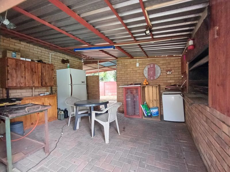 Elegant Family Home with Expansive Yard in Lourenspark, Orkney - Photo 8