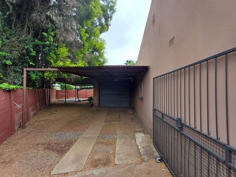 Elegant Family Home with Expansive Yard in Lourenspark, Orkney - Photo 6