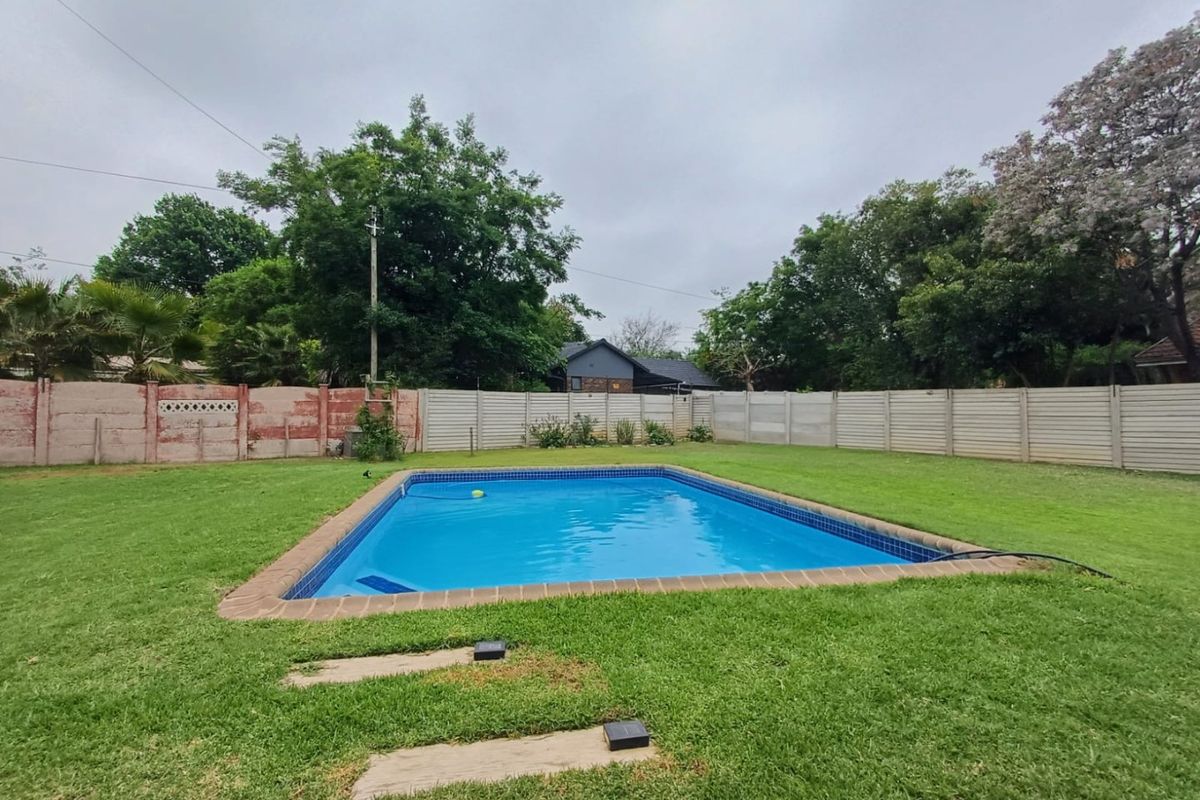 Elegant Family Home with Expansive Yard in Lourenspark, Orkney - Photo 4