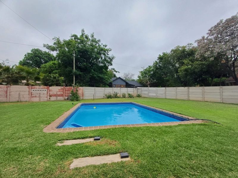 Elegant Family Home with Expansive Yard in Lourenspark, Orkney - Photo 4