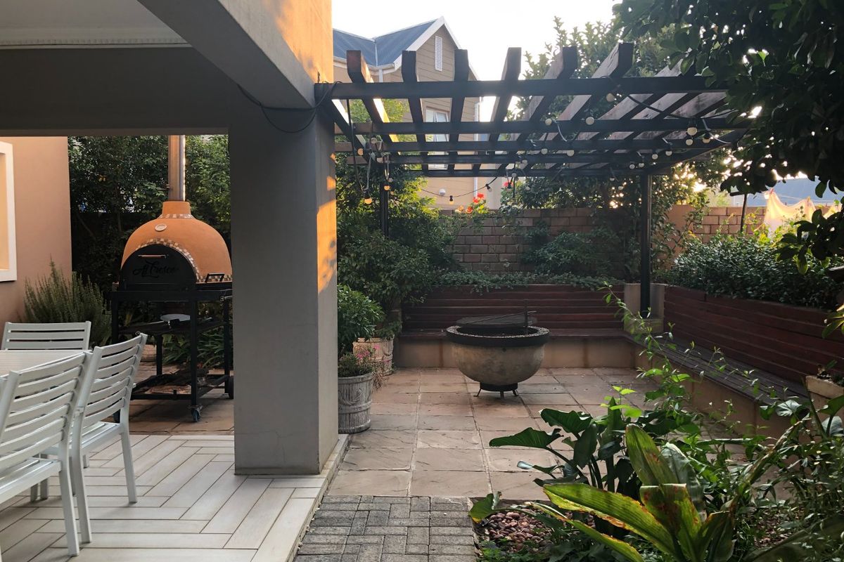 Magnificent 3 Bedroom Home with Luxurious Finishes in Riverspray Lifestyle Estate. - Photo 2