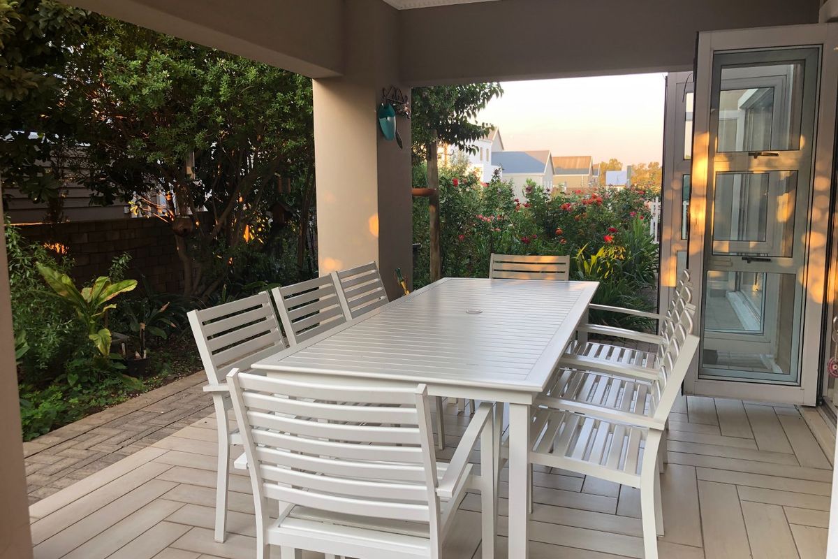 Magnificent 3 Bedroom Home with Luxurious Finishes in Riverspray Lifestyle Estate. - Photo 5