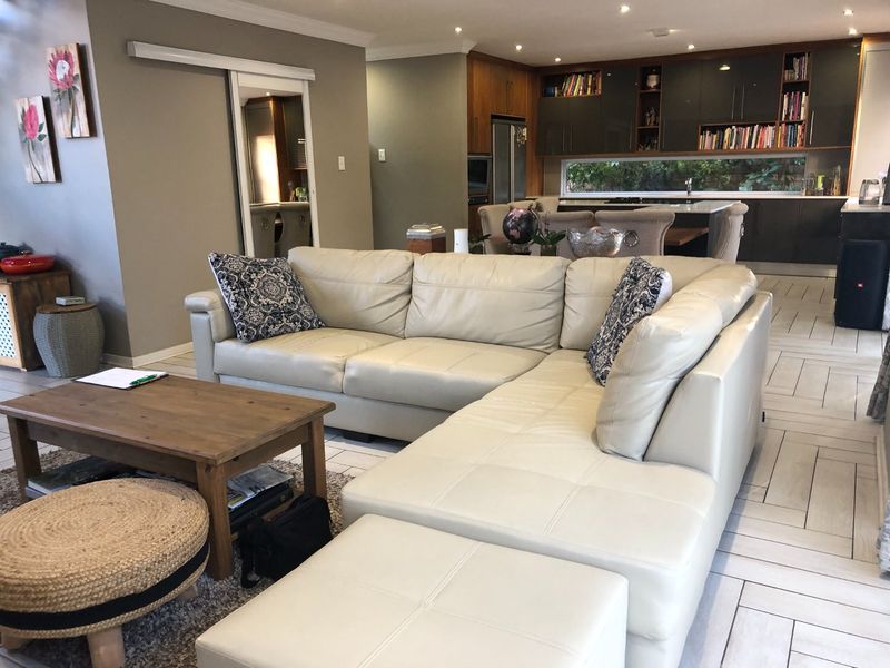 Magnificent 3 Bedroom Home with Luxurious Finishes in Riverspray Lifestyle Estate. - Photo 9