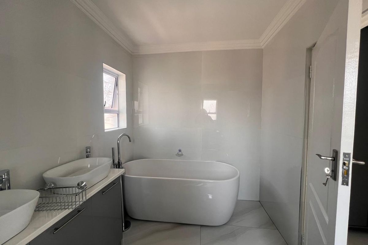 Magnificent Home With Luxurious Finishes in the Popular Riverspray Lifestyle Estate. - Photo 5