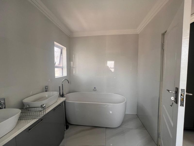 Magnificent Home With Luxurious Finishes in the Popular Riverspray Lifestyle Estate. - Photo 5