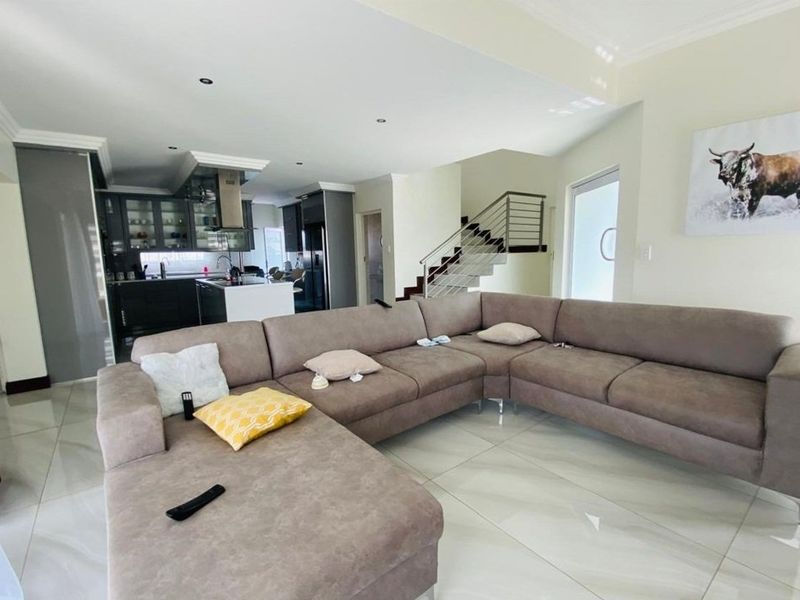 Magnificent Home With Luxurious Finishes in the Popular Riverspray Lifestyle Estate. - Photo 3