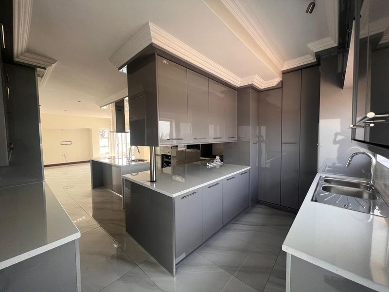 Magnificent Home With Luxurious Finishes in the Popular Riverspray Lifestyle Estate. - Photo 9