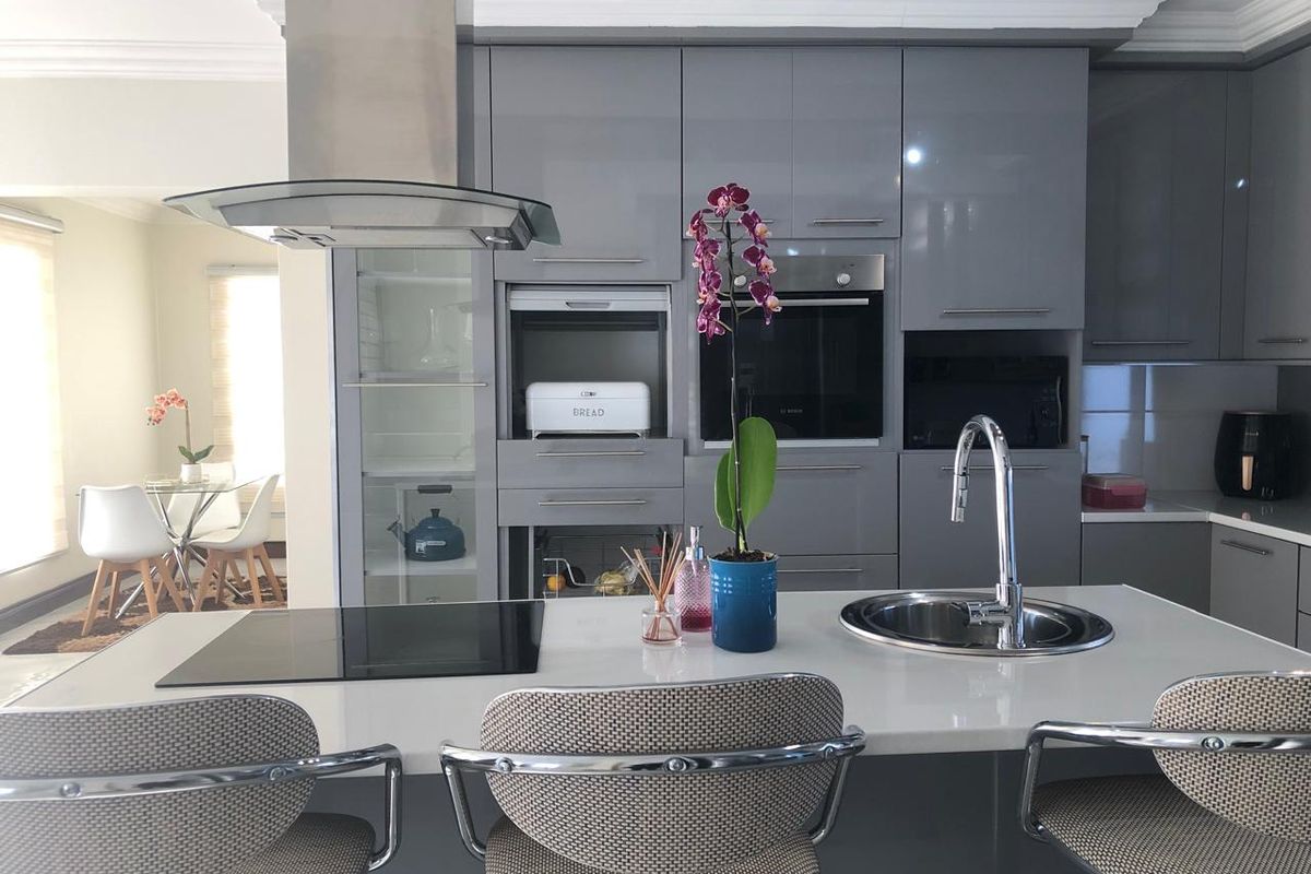 Magnificent Home With Luxurious Finishes in the Popular Riverspray Lifestyle Estate. - Photo 2