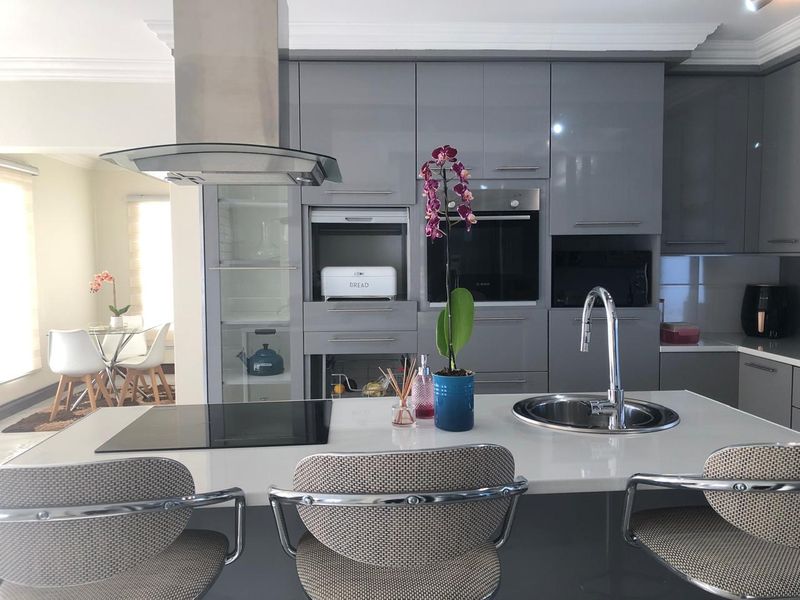 Magnificent Home With Luxurious Finishes in the Popular Riverspray Lifestyle Estate. - Photo 2