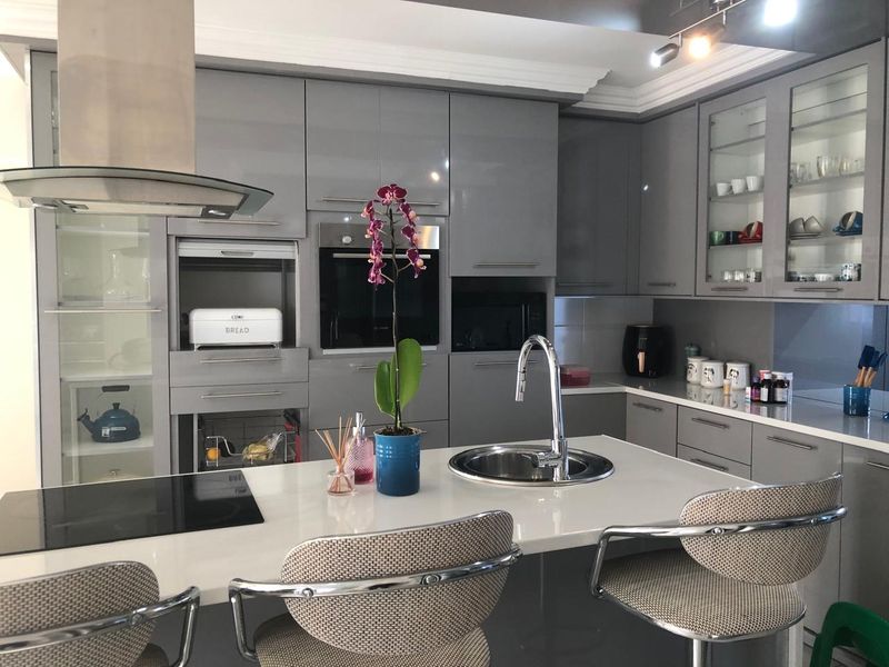 Magnificent Home With Luxurious Finishes in the Popular Riverspray Lifestyle Estate. - Photo 8