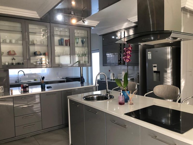 Magnificent Home With Luxurious Finishes in the Popular Riverspray Lifestyle Estate. - Photo 7