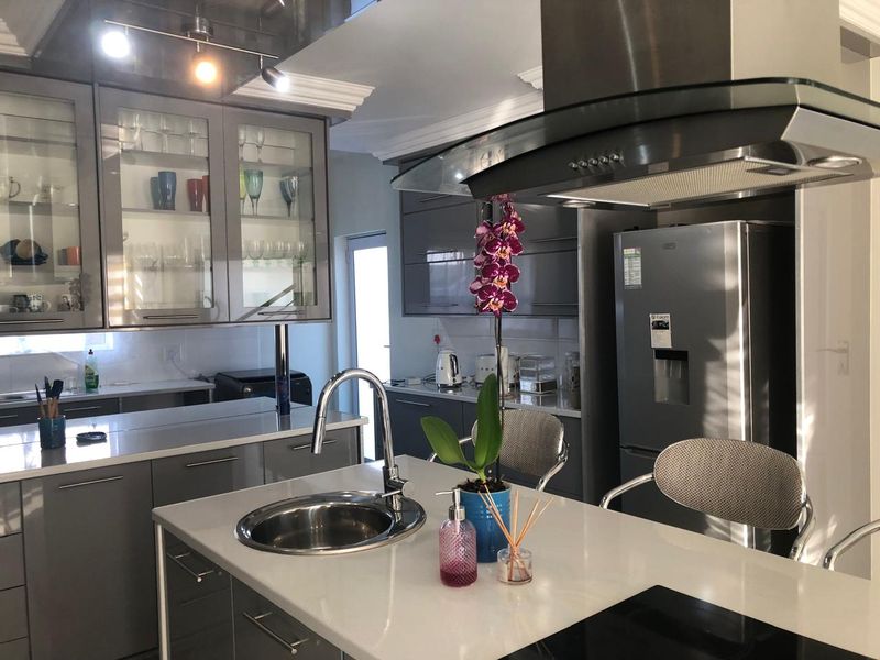 Magnificent Home With Luxurious Finishes in the Popular Riverspray Lifestyle Estate. - Photo 6