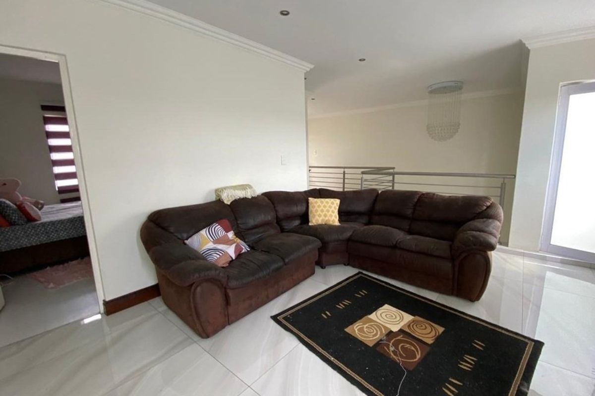 Magnificent Home With Luxurious Finishes in the Popular Riverspray Lifestyle Estate. - Photo 4