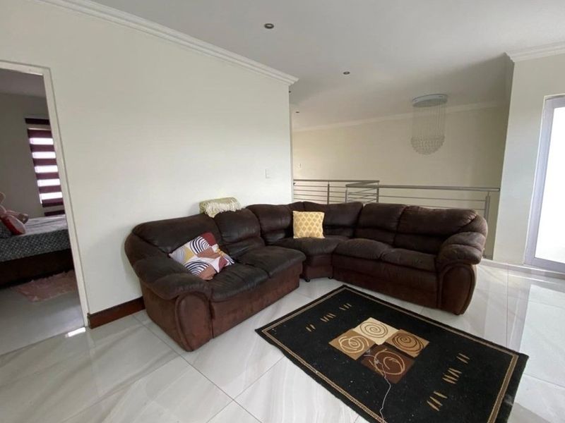 Magnificent Home With Luxurious Finishes in the Popular Riverspray Lifestyle Estate. - Photo 4