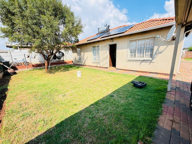 Stunning 3 bedroom house for sale in Sky City with big yard for sale in Sky City , Alberton.  - Photo 6