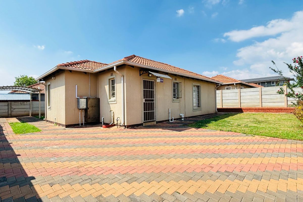 Stunning 3 bedroom house for sale in Sky City with big yard for sale in Sky City , Alberton.  - Photo 5