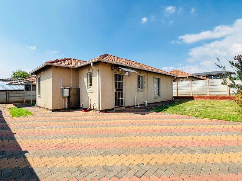 Stunning 3 bedroom house for sale in Sky City with big yard for sale in Sky City , Alberton.  - Photo 5
