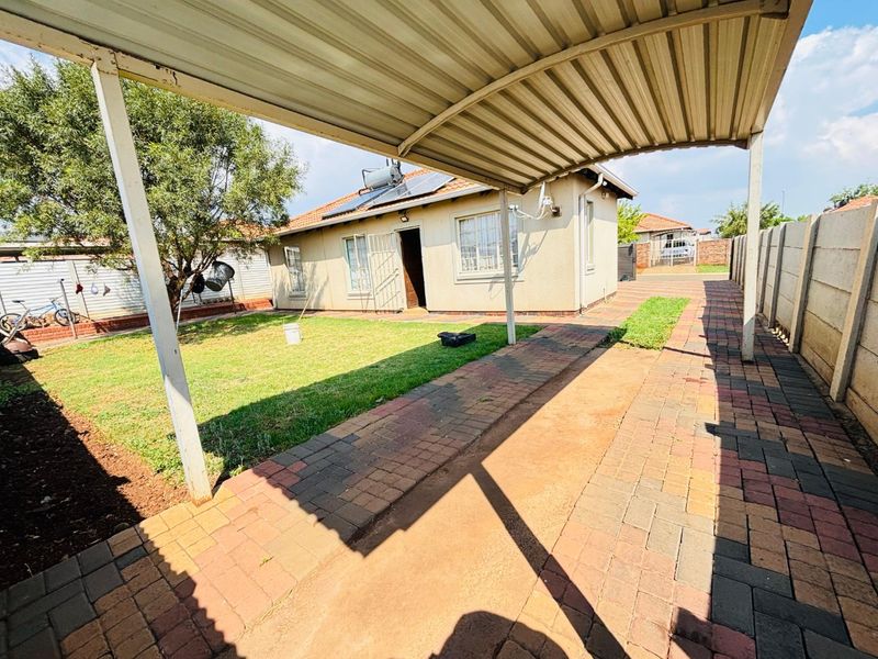 Stunning 3 bedroom house for sale in Sky City with big yard for sale in Sky City , Alberton.  - Photo 7