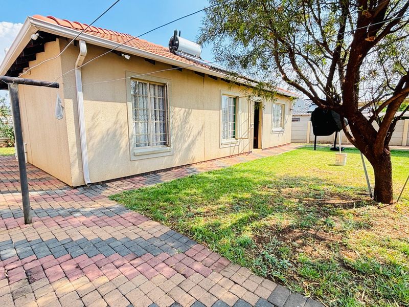 Stunning 3 bedroom house for sale in Sky City with big yard for sale in Sky City , Alberton.  - Photo 9