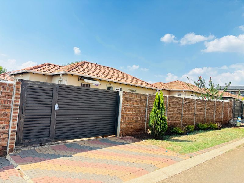 Stunning 3 bedroom house for sale in Sky City with big yard for sale in Sky City , Alberton.  - Photo 10