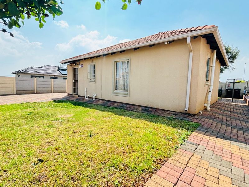 Stunning 3 bedroom house for sale in Sky City with big yard for sale in Sky City , Alberton.  - Photo 8