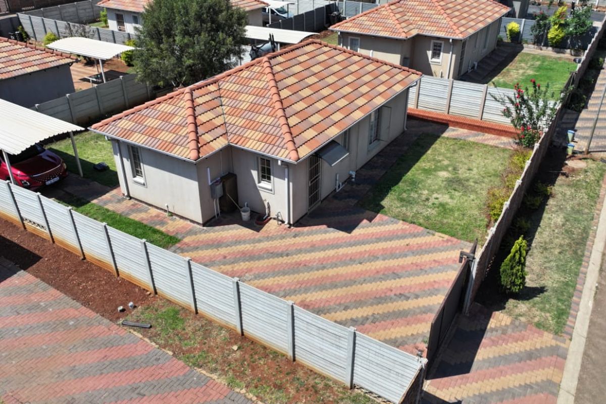 Stunning 3 bedroom house for sale in Sky City with big yard for sale in Sky City , Alberton.  - Photo 2