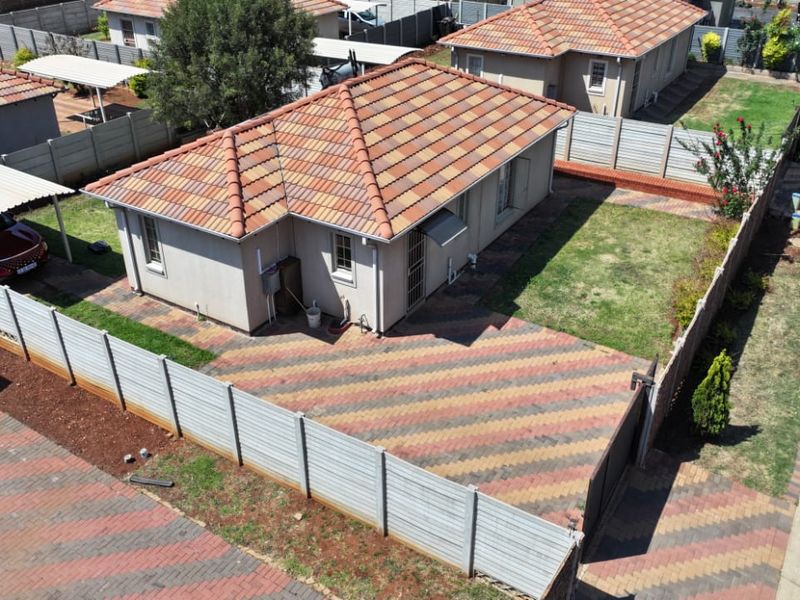 Stunning 3 bedroom house for sale in Sky City with big yard for sale in Sky City , Alberton.  - Photo 2