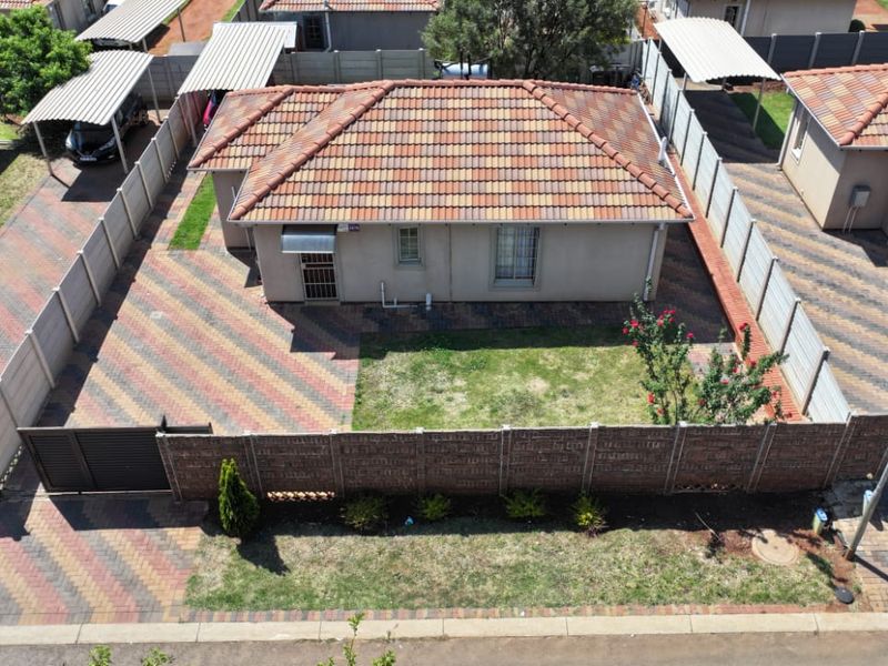 Stunning 3 bedroom house for sale in Sky City with big yard for sale in Sky City , Alberton.  - Photo 3