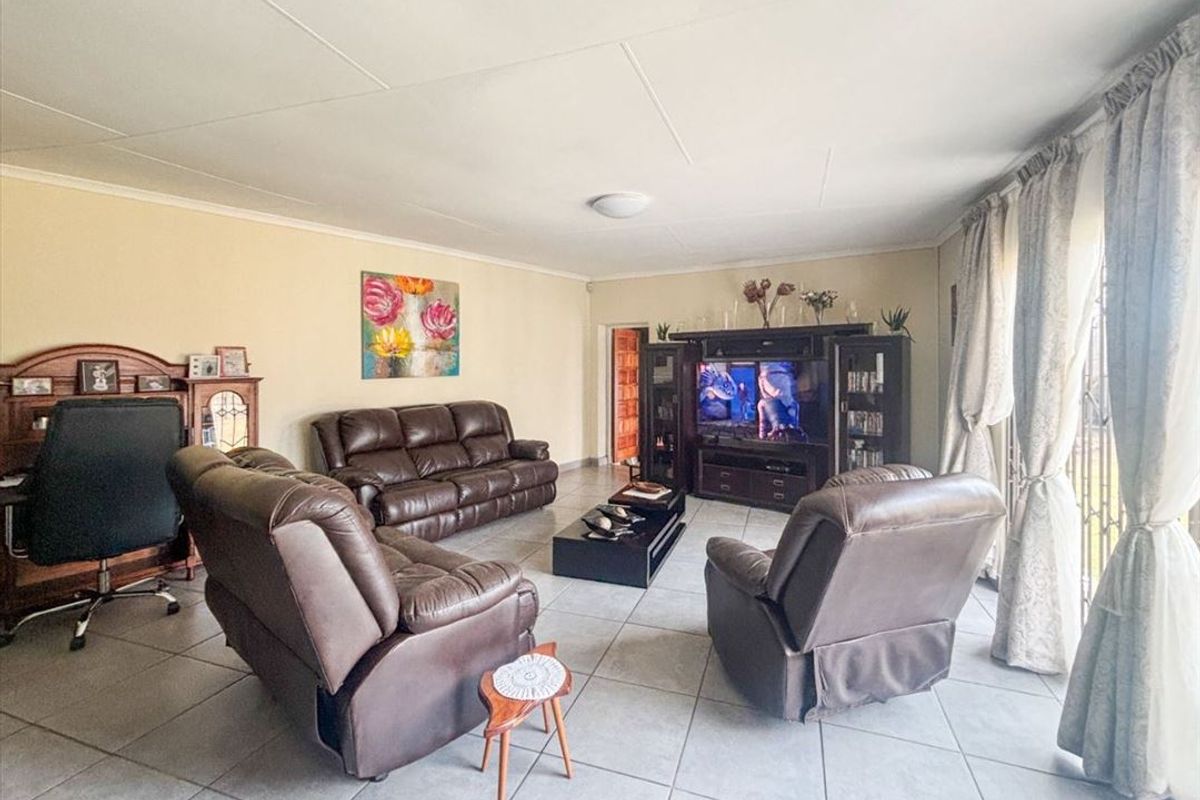 Spacious Family Home with Modern Comforts - Photo 2