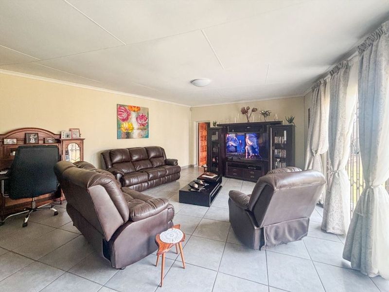 Spacious Family Home with Modern Comforts - Photo 2