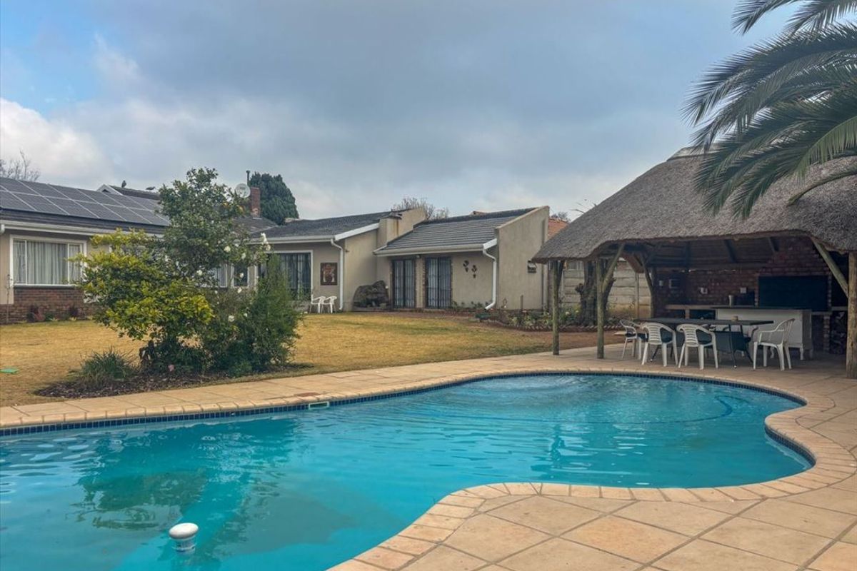 Spacious Family Home with Modern Comforts - Photo 3