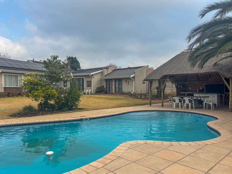 Spacious Family Home with Modern Comforts - Photo 3