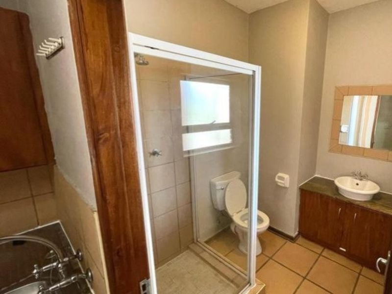 Modern Bachelor Apartment in Prime Location - Photo 6