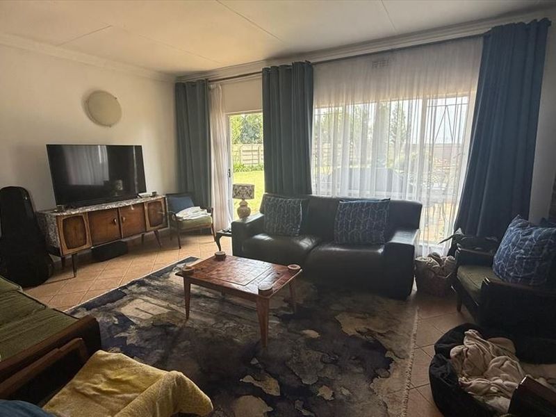 Charming 5-Bedroom Family Home with Pool - Photo 2