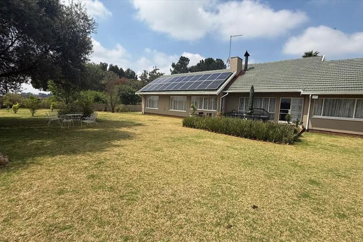 Charming 5-Bedroom Family Home with Pool - Photo 3