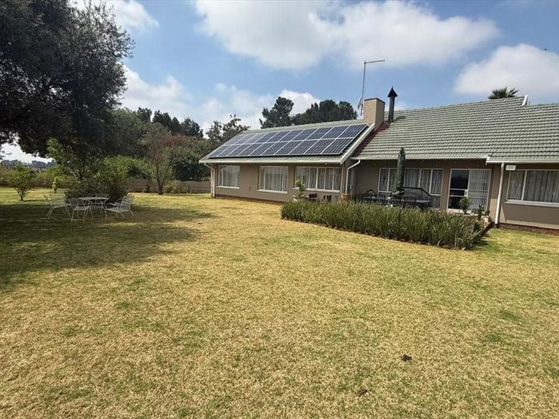 Charming 5-Bedroom Family Home with Pool - Photo 3