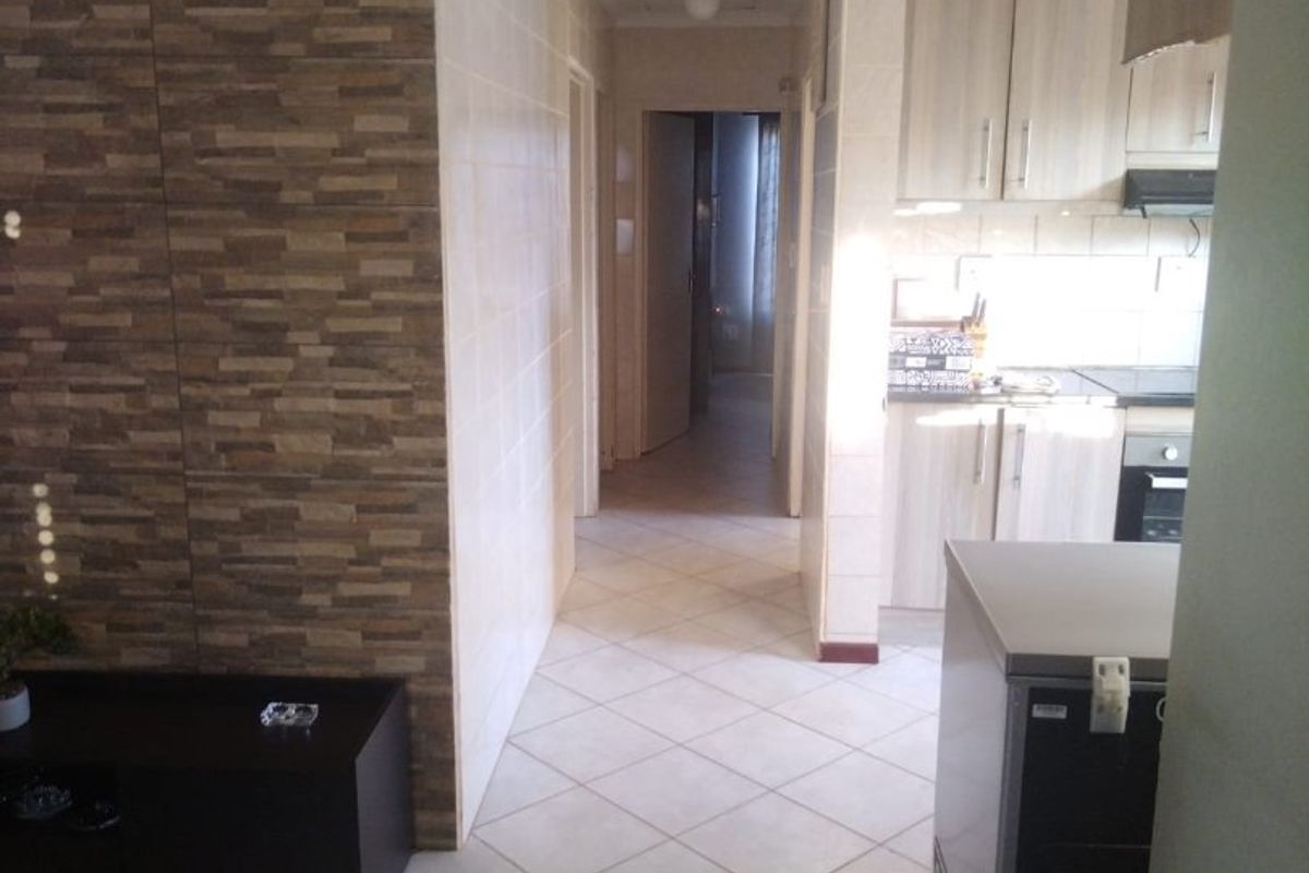 Lovely 3 bedroom property in Orchards Akasia  - Photo 3